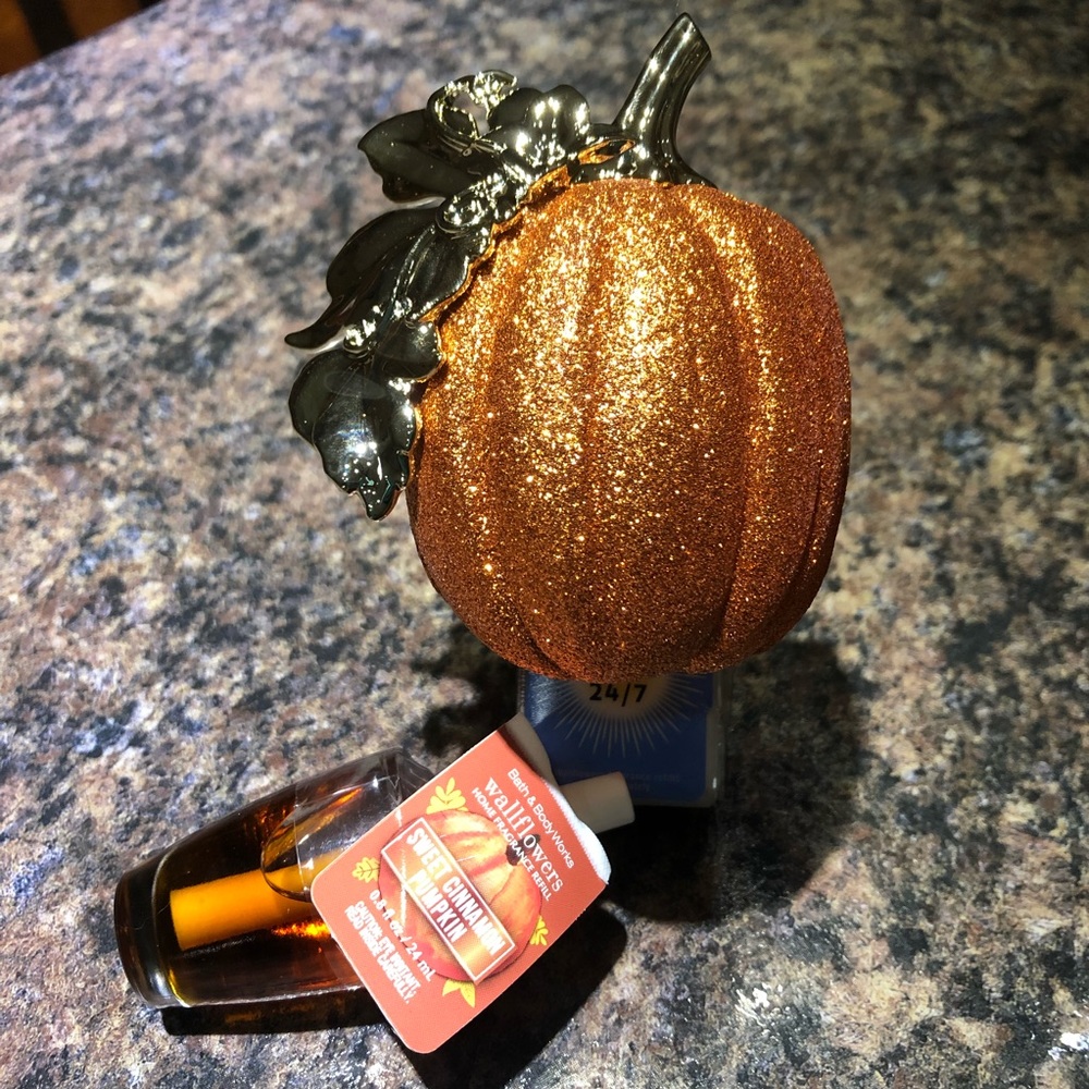 Bath & Body works pumpkin plug in with scent